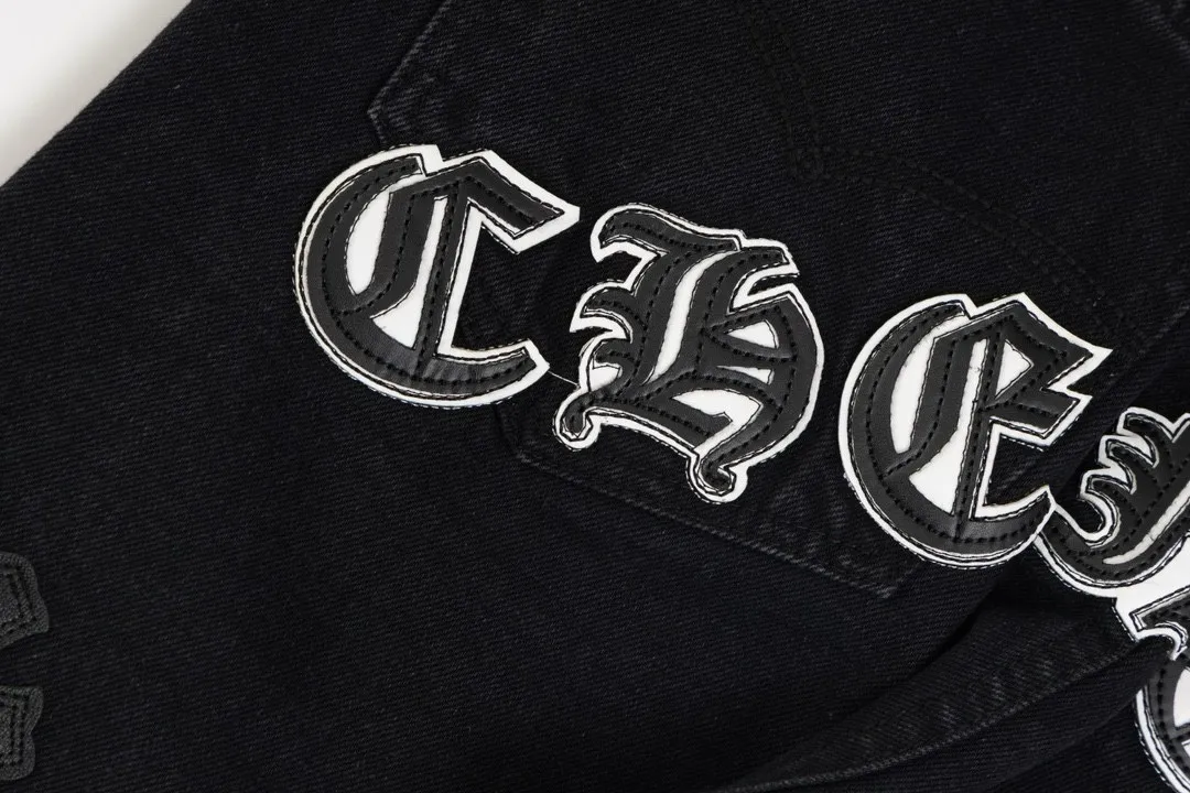 P220 💰 Chrome hearts Chengdu limited new city limited jeans Chrome hearts city limited jeans Hardware customization Original development vintage levis American-made 501 black and gray base remake Levi's American 501 base imported sheepskin 925 silver remake [Top heavy industry fashion design] Consistently high-street luxury style. Speaking of this style, the Zangyin family and GU family are definitely the leading representative brands. Especially the Zangyin family has really achieved a state-of-the-art effect in creating high-street style. The unique washed material is used to create this style. The color system is already quite eye-catching. After it is decorated with patchwork cross flowers, it cleverly highlights the charm of the brand. Secondly, this style uses classic The high-waist cutting design highlights the long legs and fashionable temperament of the upper body. The brand is highly recognizable and the slim fit configuration is more suitable for daily wear. It is a product that interprets personality, fashion, and specifications at a glance. This single product is enough to make any fan excited. It can be a white T-shirt for a youthful college style, or a tight suspender for a royal style. It has strong matching ability and can be easily controlled by men.  [Materials and craftsmanship] Needless to say, this point goes without saying. As an excellent craftsman brand, Zangyin’s requirements for details and craftsmanship are really perfect. The washed color of this model has gone through so many processes, not to mention the embellishment of denim appliques. It is also purely hand-made and sewn. Just like what they believe in, only hand-made things have soul and have the meaning of wear. A top-notch heavy-duty fashionable denim item, I look forward to your perfect interpretation! ! Color: black gray size: 28 30 32 34 36